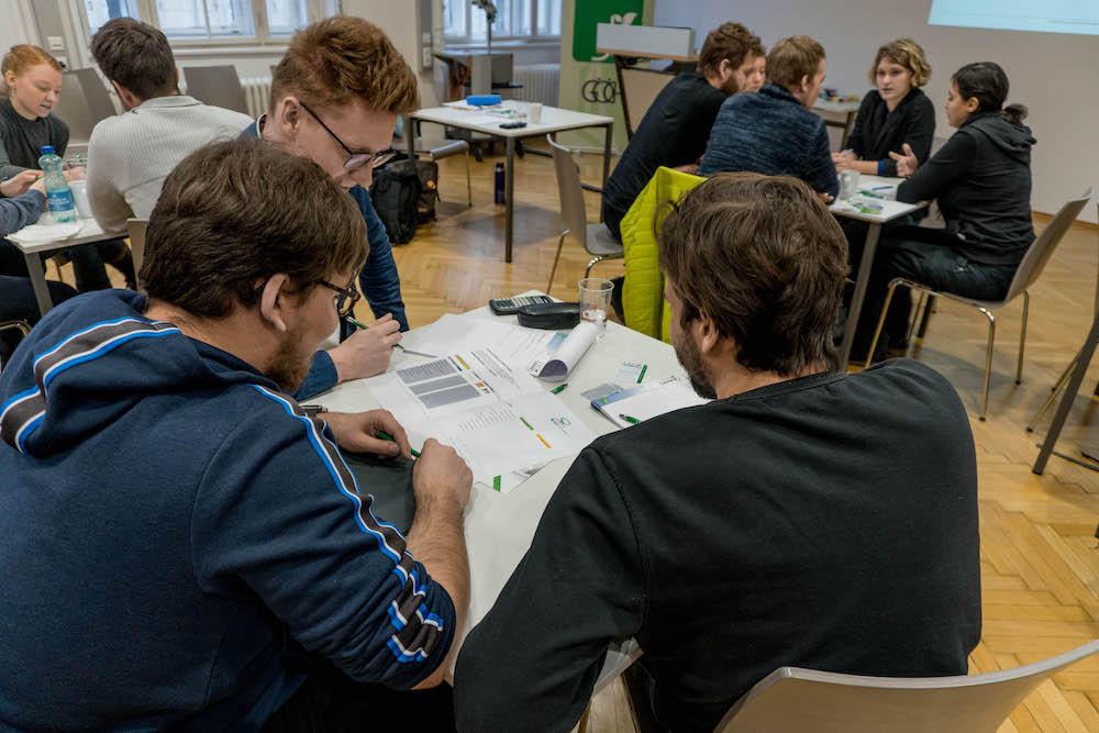 Die 16 Teilnehmer_innen beim Vernetzungstreffen.