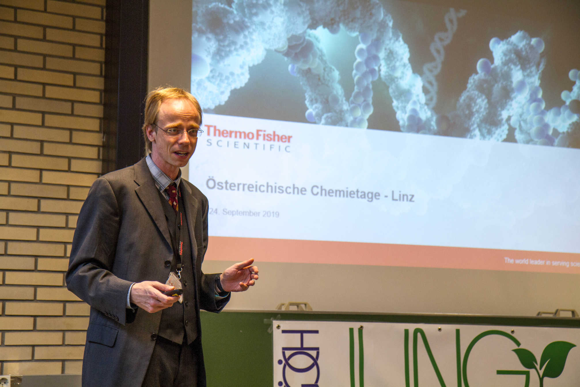 Die 16 Teilnehmer_innen beim Vernetzungstreffen.
