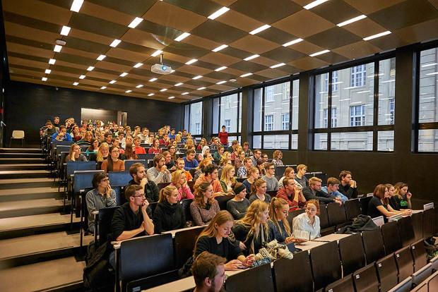 Viele Studierende verfolgen interessiert den Vortrag