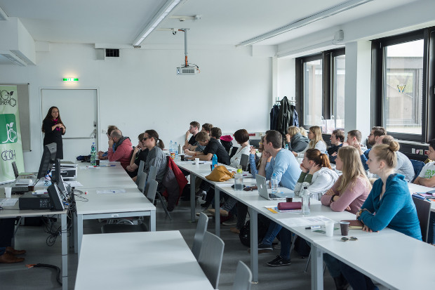 Dr. Hönlinger gibt Beispiele aus dem Berufsalltag