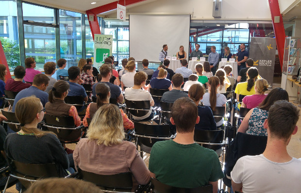 Die Podiumsdiskussion zog viele interessierte Personen an