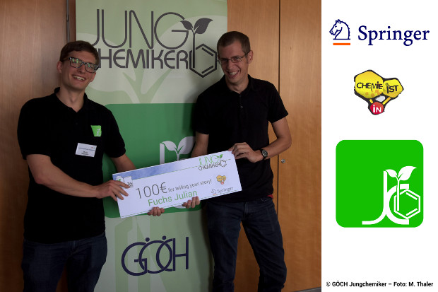 Julian Fuchs receives the prize cheque from Jungchemiker chair Martin Wieser