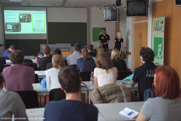 Tobias Bauernfeind und Sarah Keck present the activities of the regional team Wien