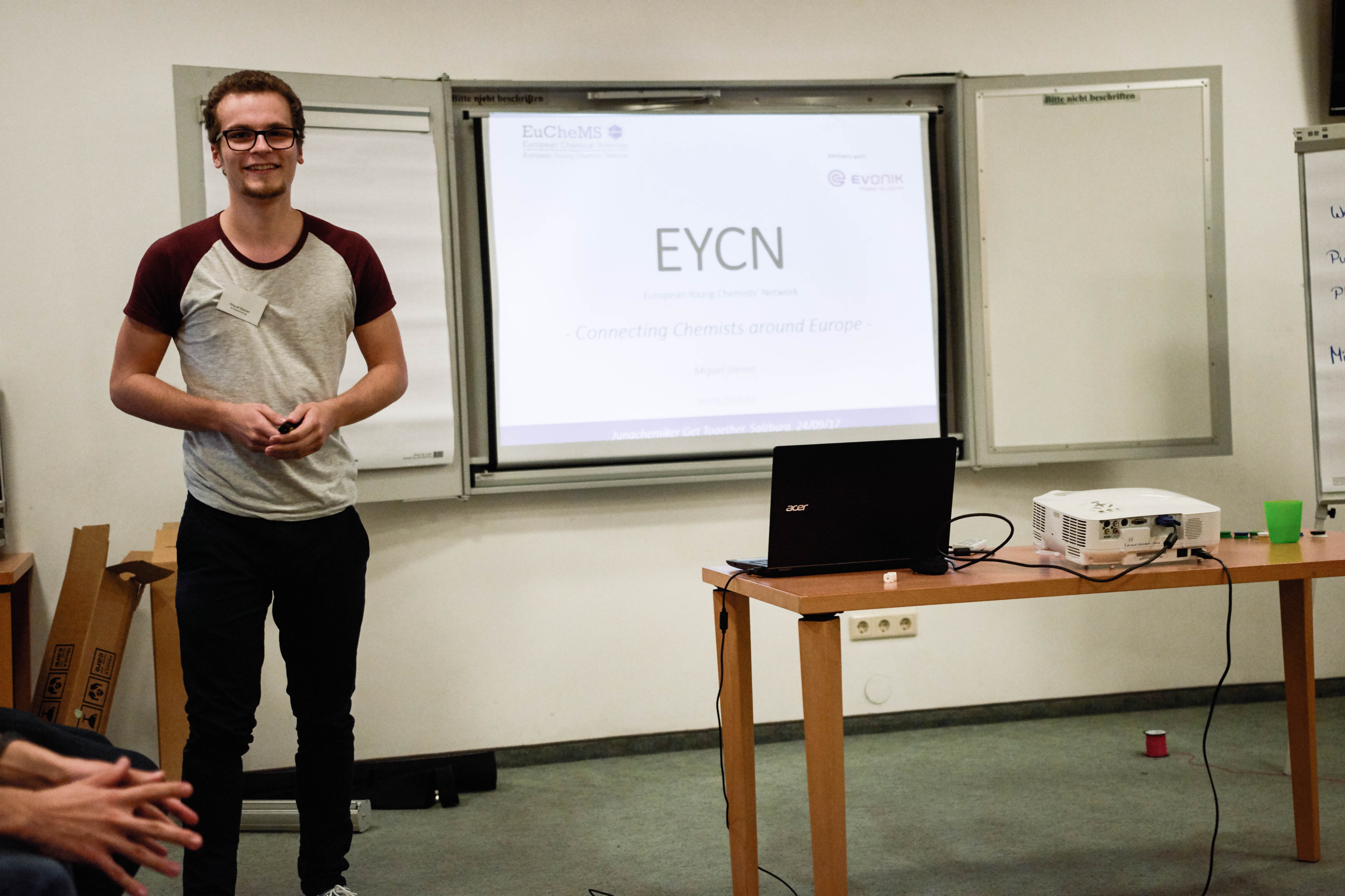 Miguel Steiner prsentiert die Projekte des European Young Chemists' Network.