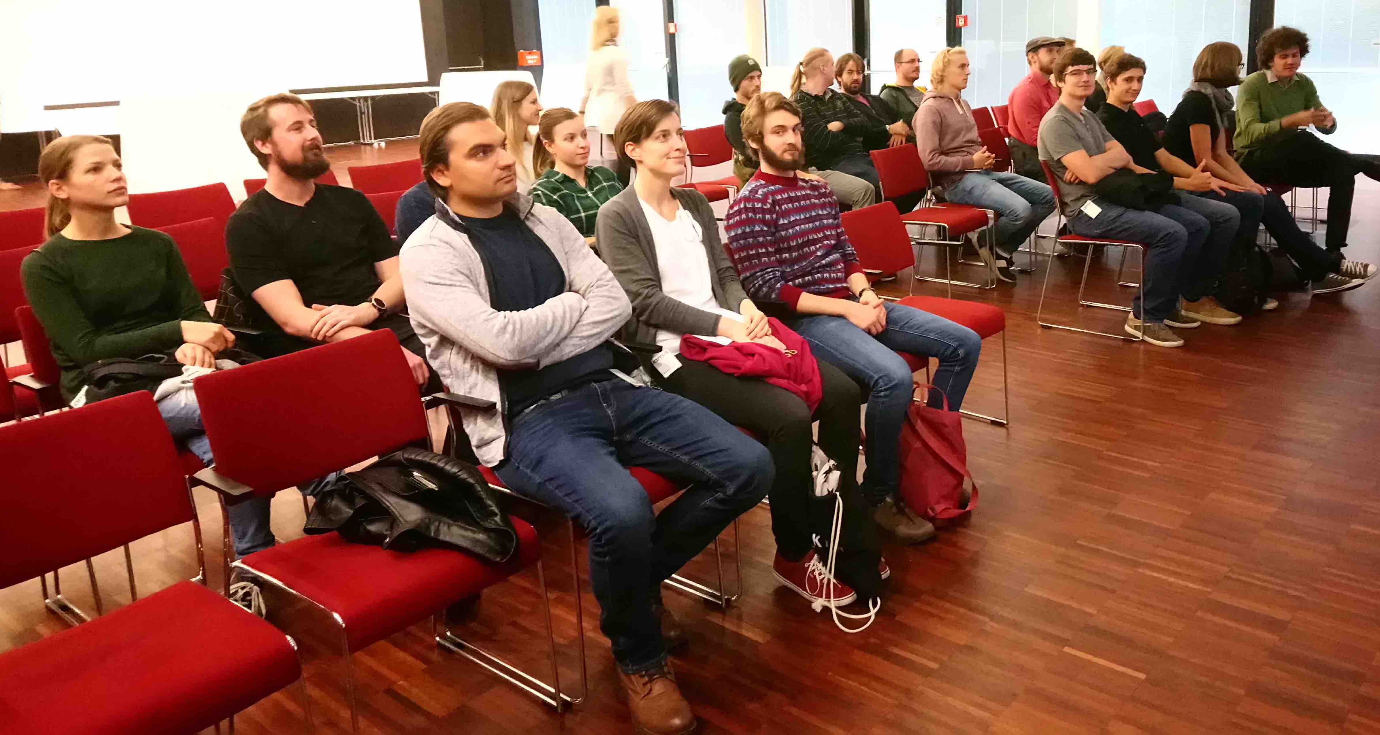 Die 16 Teilnehmer_innen beim Vernetzungstreffen.