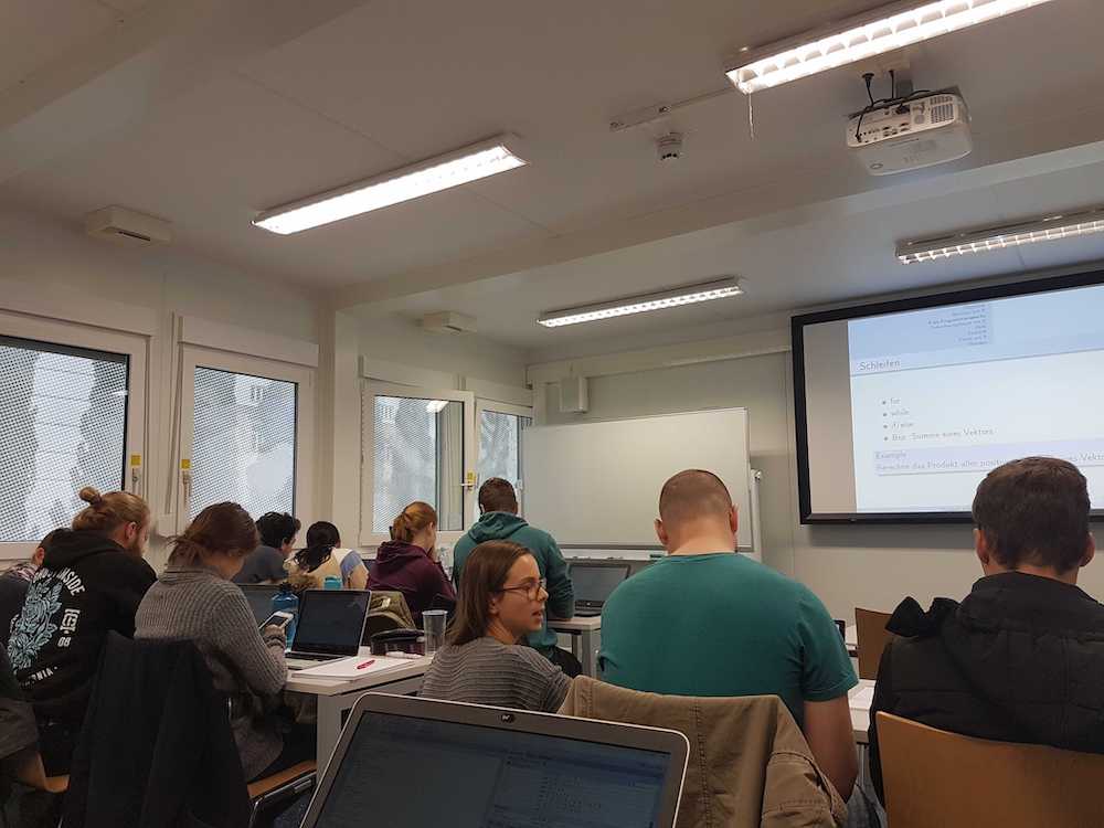 Die 16 Teilnehmer_innen beim Vernetzungstreffen.
