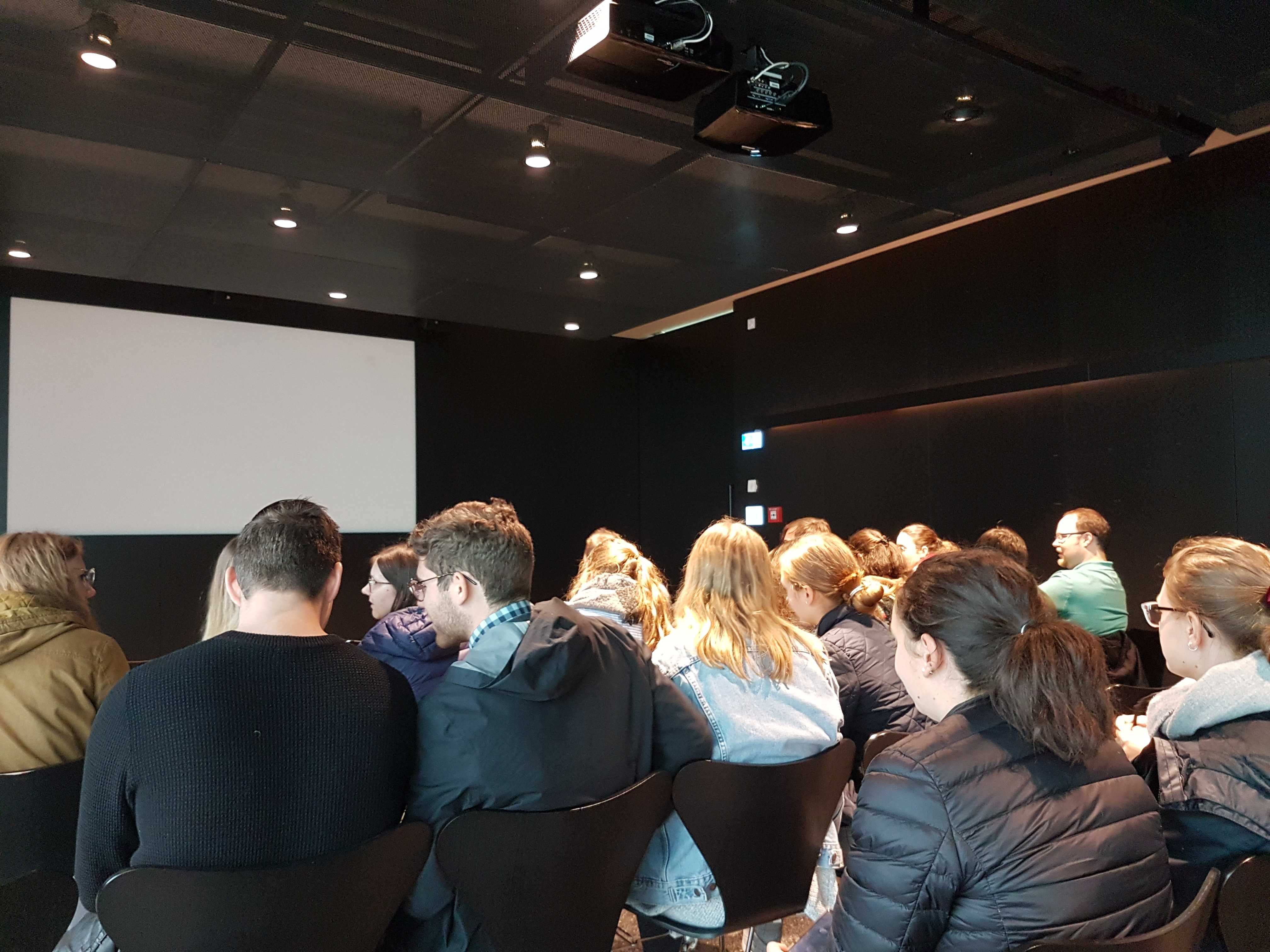 Die 16 Teilnehmer_innen beim Vernetzungstreffen.