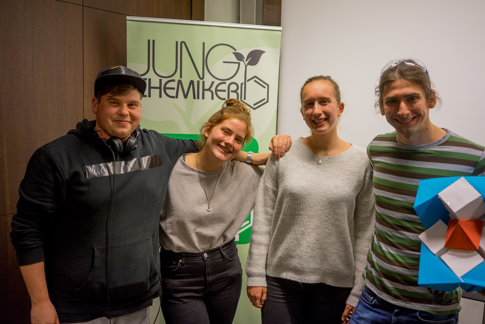 Die 16 Teilnehmer_innen beim Vernetzungstreffen.