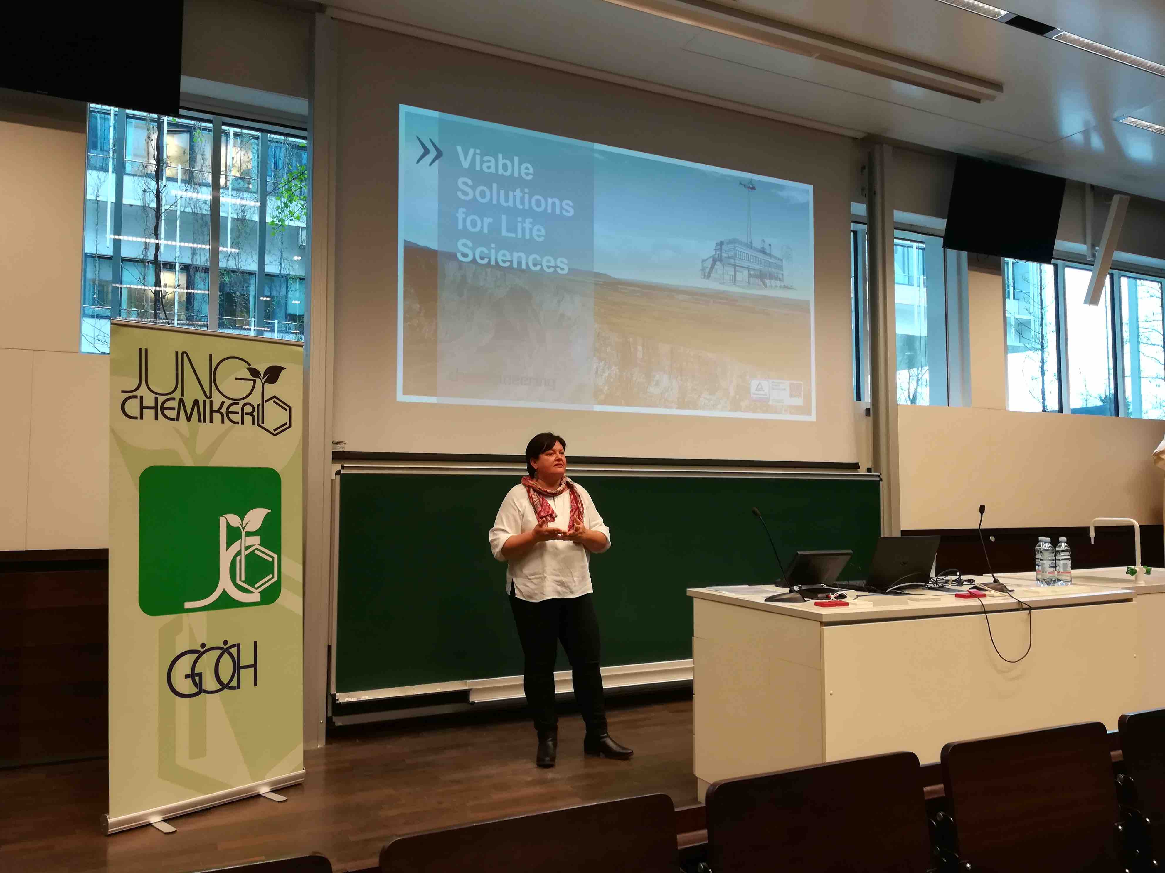 Die 16 Teilnehmer_innen beim Vernetzungstreffen.