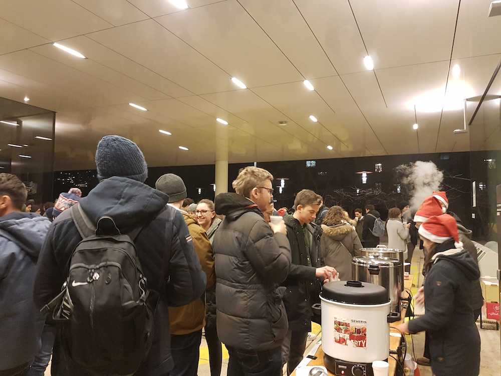 Die 16 Teilnehmer_innen beim Vernetzungstreffen.